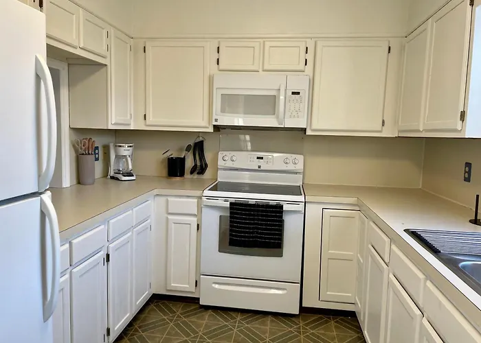 Charming Near Wfu And Hospitals, Full Kitchen, Wifi, In-unit Laundry Apartment *