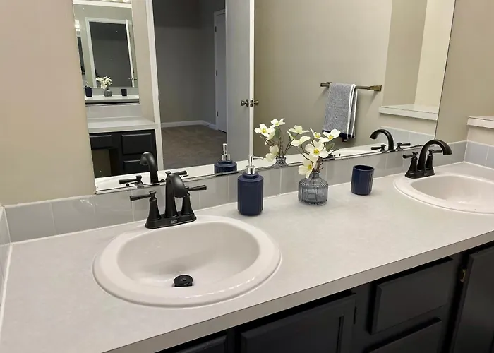 Apartment Charming Near Wfu And Hospitals, Full Kitchen, Wifi, In-unit Laundry Winston-Salem