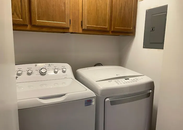 Apartment Charming Near Wfu And Hospitals, Full Kitchen, Wifi, In-unit Laundry Winston-Salem
