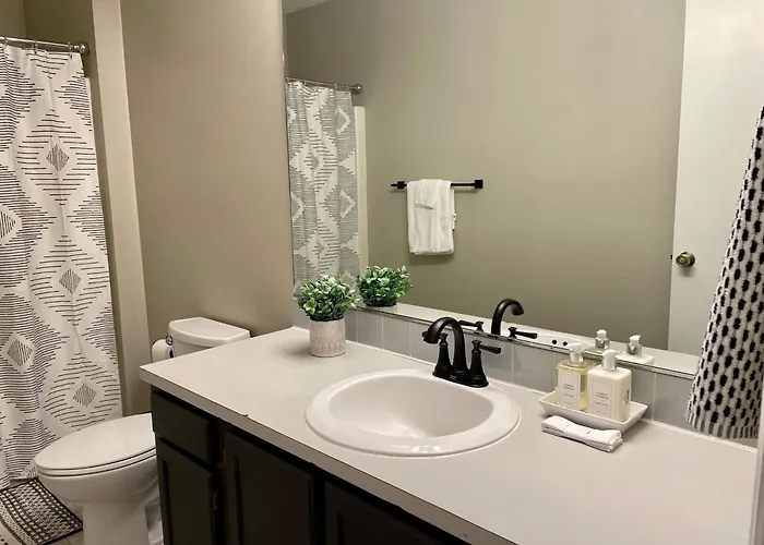 Apartment Charming Near Wfu And Hospitals, Full Kitchen, Wifi, In-unit Laundry Winston-Salem